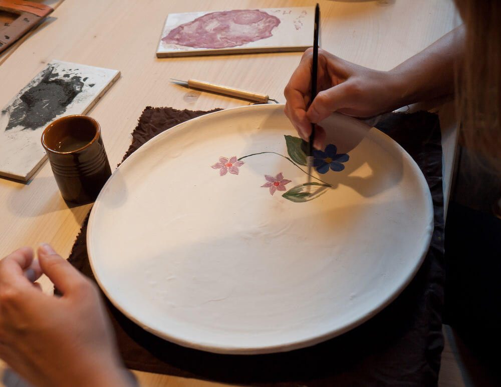 Aprenda a pintar porcelana para presentear no Natal