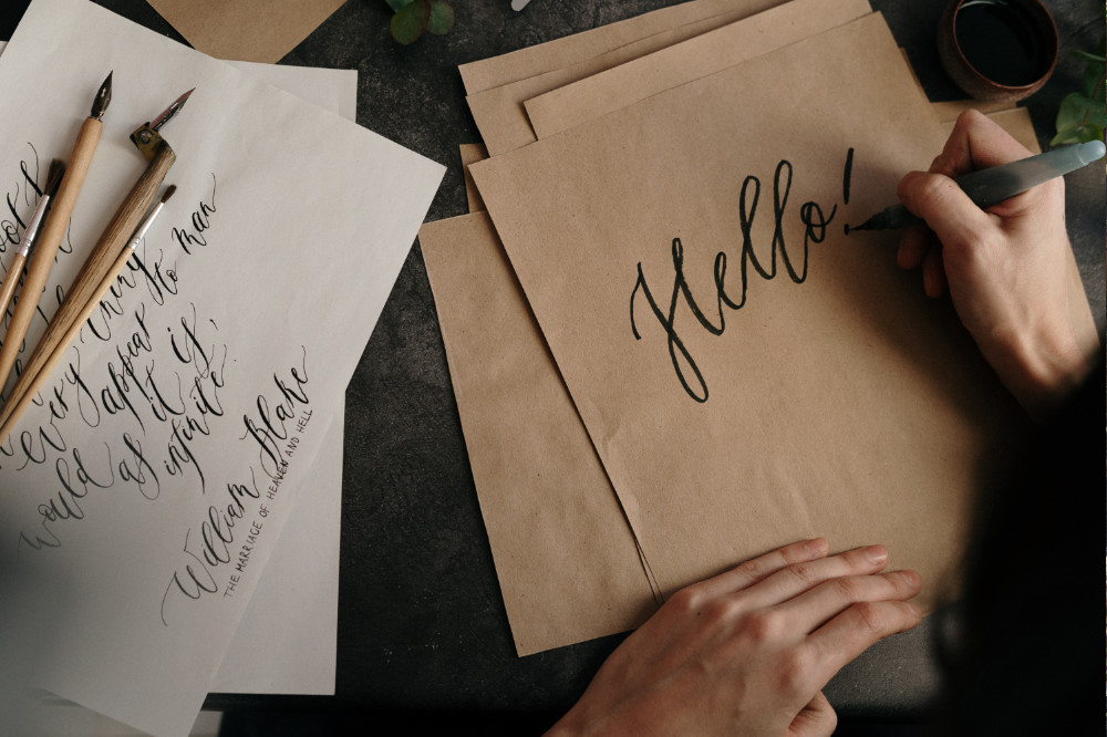 A caligrafia é uma vertente de arte bastante interessante para quem busca relaxar ou se profissionalizar na área. Mas, nem sempre é simples aprender novas técnicas de caligrafia. Confira um passo a passo para praticar!