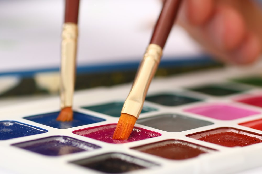 Quer começar a usar aquarela escolar, mas tem dificuldades? Confira nossas dicas para usar lápis aquarela e tinta aquarela com técnicas simples!