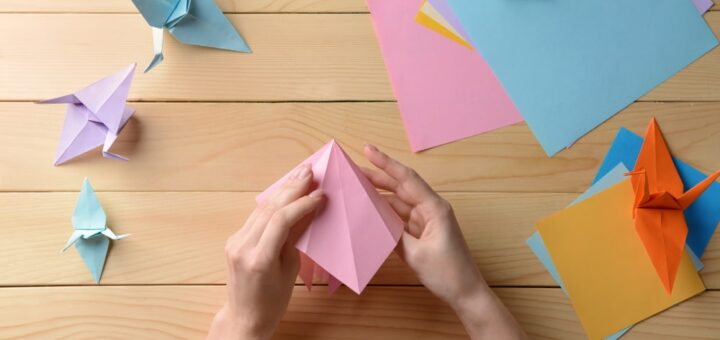 Conheça a origem do origami e o significado da palavra, e descubra os materiais mais adequados para a prática dessa arte milenar.