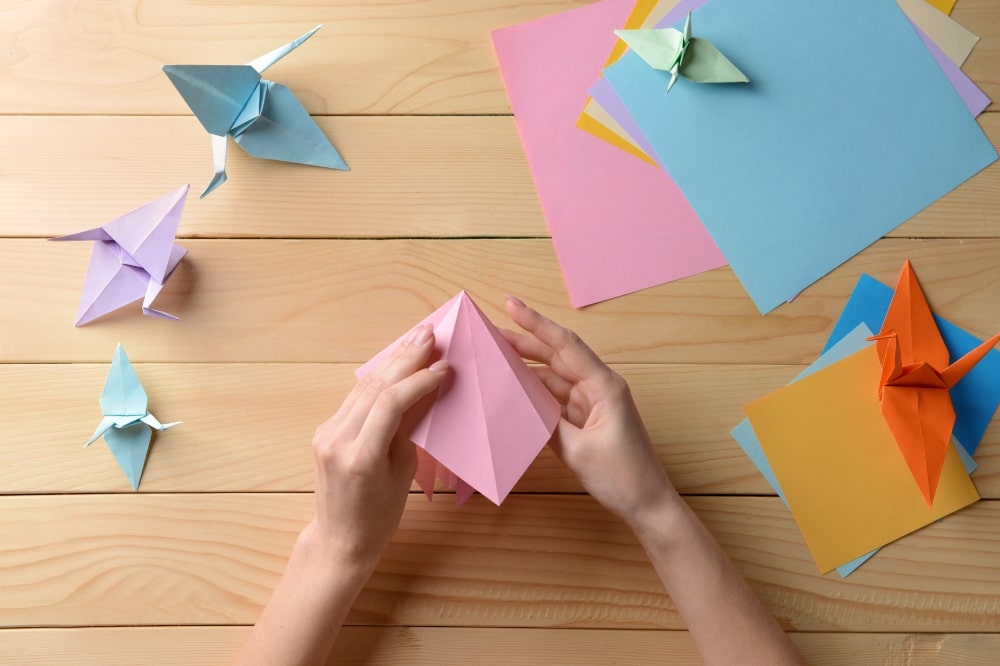Conheça a origem do origami e o significado da palavra, e descubra os materiais mais adequados para a prática dessa arte milenar.