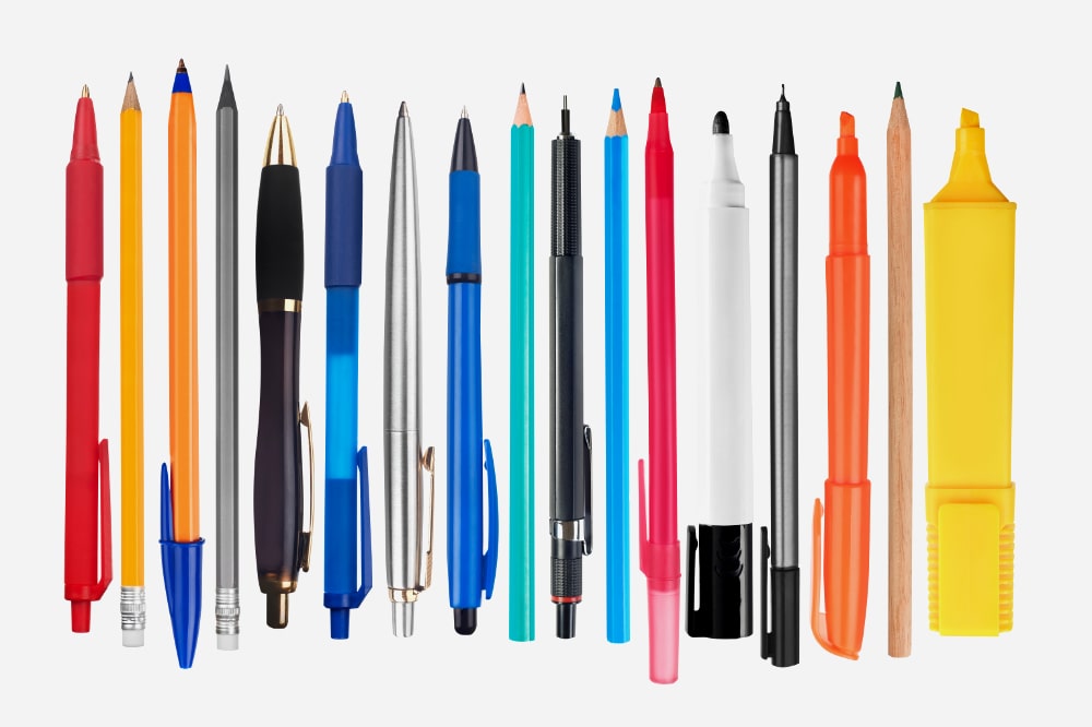 Saiba quais os principais tipos de canetas para colorir e desenhar, e conheça características dos produtos para deixar suas criações ainda melhores.
