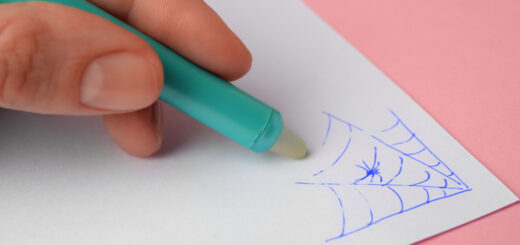Conheça mais sobre a borracha elétrica, a caneta borracha e o lápis borracha e descubra quando utilizar cada modelo nos seus desenhos artísticos.
