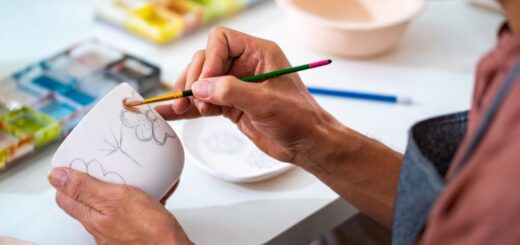 Descubra os segredos da pintura em porcelana: materiais, passo a passo e dicas para um acabamento profissional. Dê vida nova às suas porcelanas!