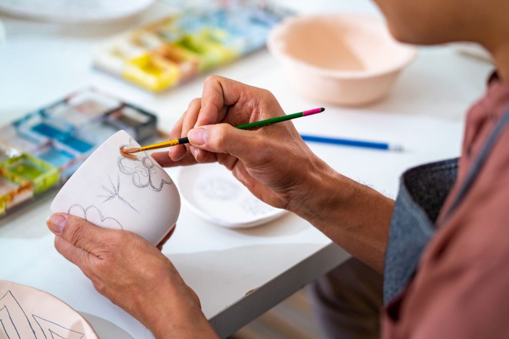 Descubra os segredos da pintura em porcelana: materiais, passo a passo e dicas para um acabamento profissional. Dê vida nova às suas porcelanas!