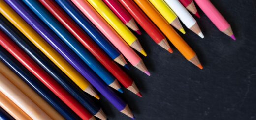 Aprenda a escolher lápis de cor profissionais e eleve suas obras artísticas com dicas de marcas renomadas, qualidade e manutenção.